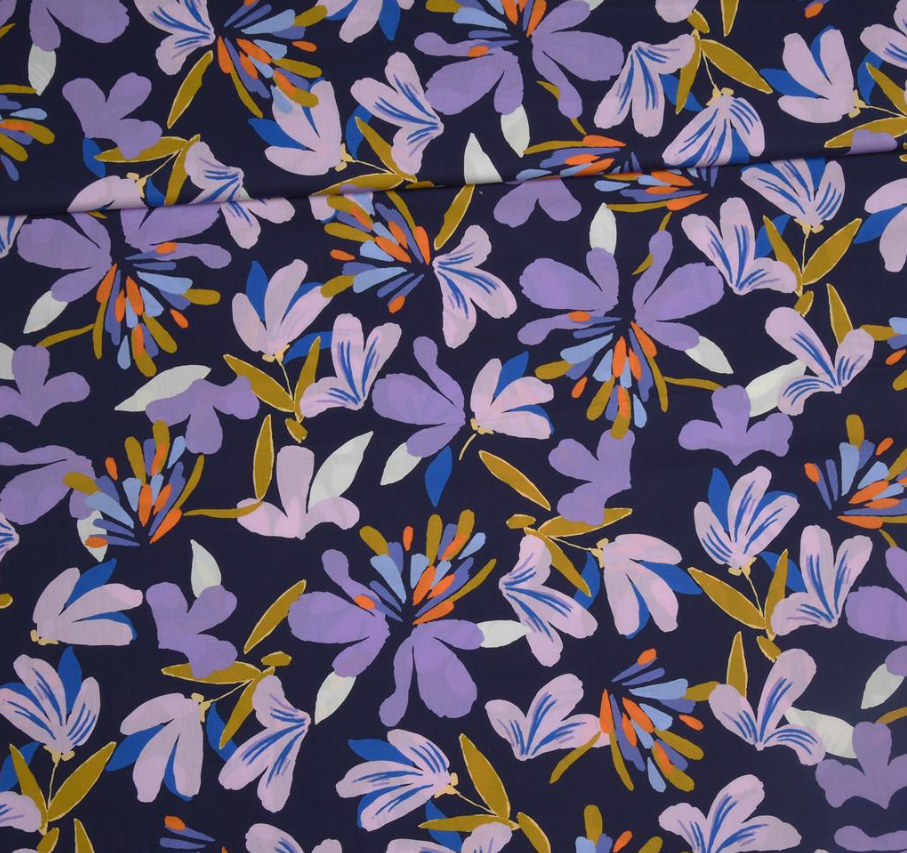 Katoen donkerblauw met lila bloemen